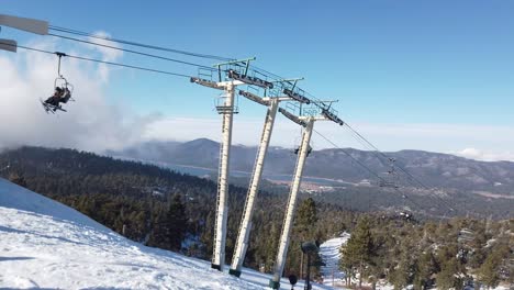 Der-Skilift-Bringt-Die-Menschen-Auf-Den-Big-Bear-Mountain-Mit-Einer-Wunderschönen-Aussicht