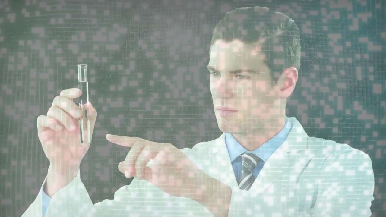 Scienziato che solleva una provetta, ruotando e ispezionando un liquido scuro con sovrapposizione di pixel in un laboratorio tecnologico.