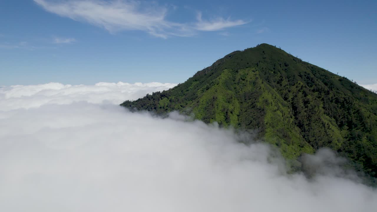 인도네시아의 구름 위에 있는 산의 공중 풍경, 구간 란테, 이젠