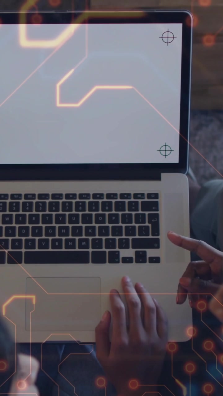Video verticale: Mentore che indica e studente che digita sul laptop, avviando un HUD del circuito per l'apprendimento