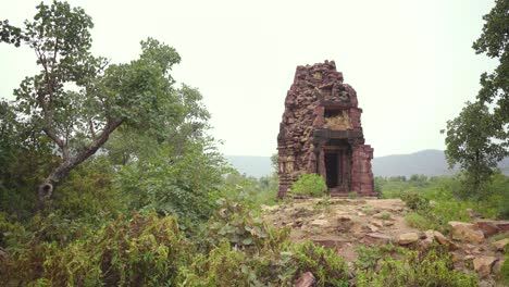 Toma-Panorámica-De-Un-Antiguo-Templo-Hindú-Shiv-Con-Hermosa-Arquitectura-En-El-Grupo-De-Templos-Bhand-Devra-En-Ramgarh-Del-Distrito-De-Baran-En-Rajastán,-India