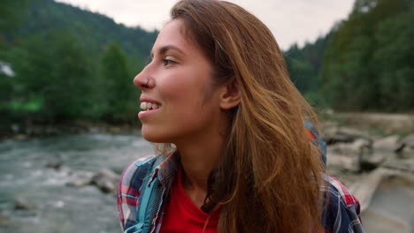 mujer disfrutando de la naturaleza