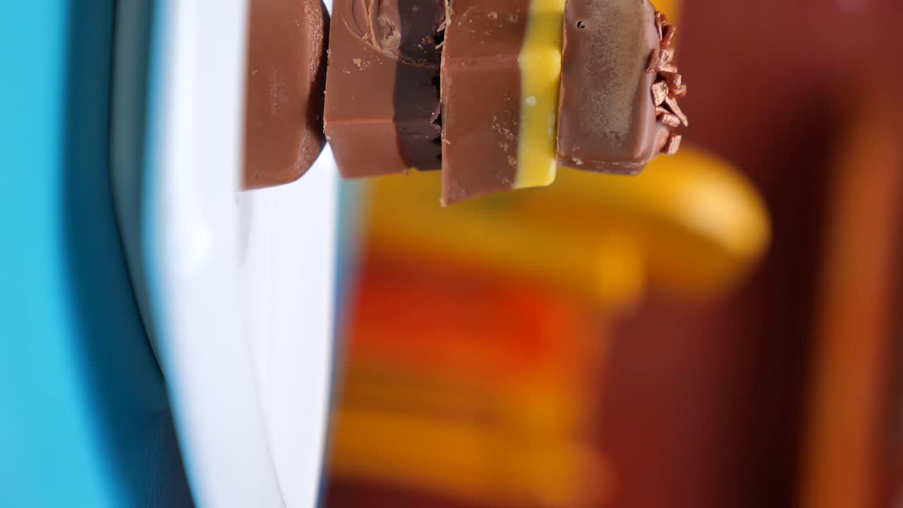 Cioccolatini assortiti impilati