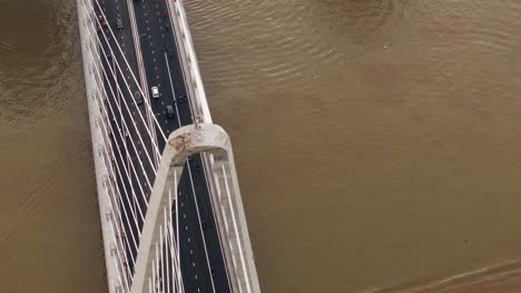 Fliegen-Sie-über-Die-Luftdrohne-Der-Hängebrücke