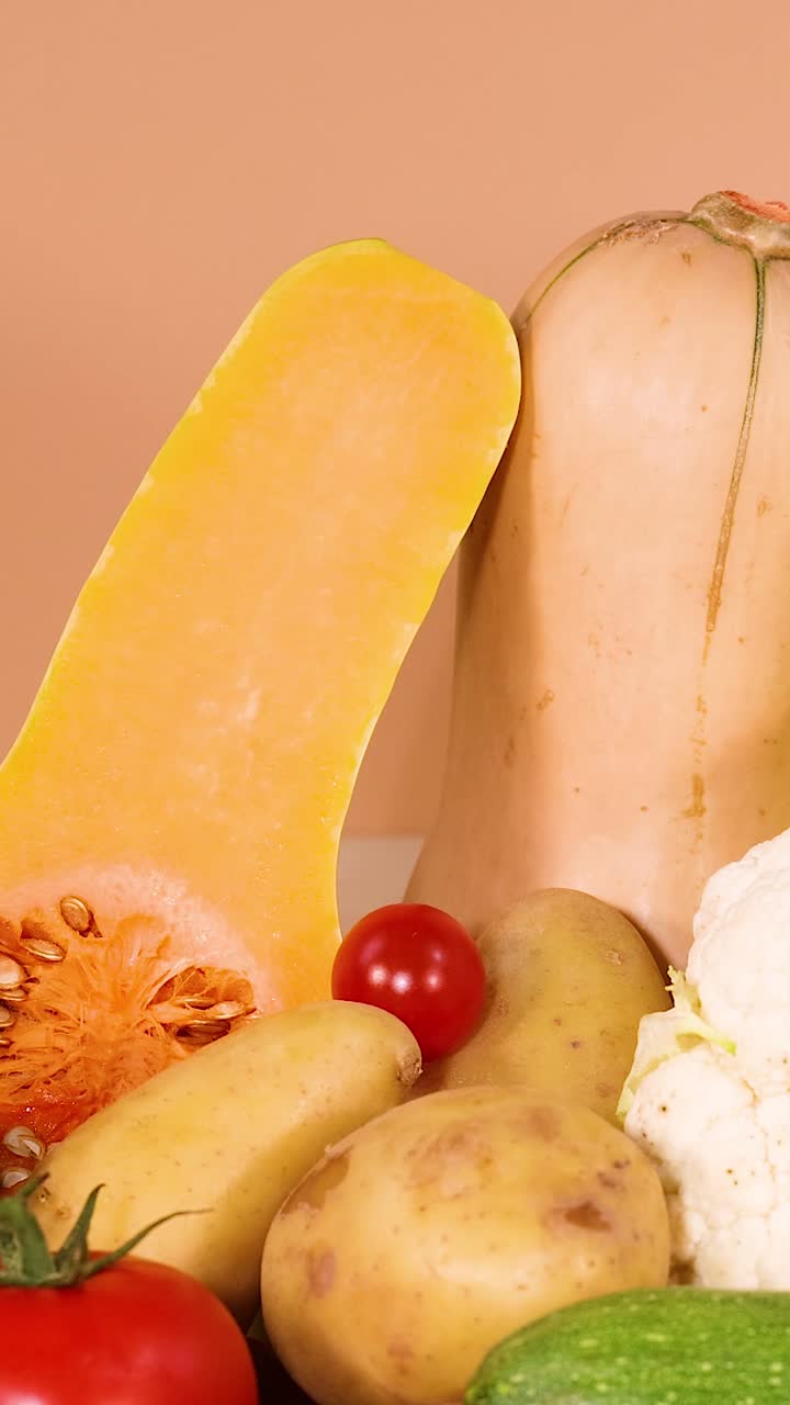 색 배경 에 전시 된 다양한 채소