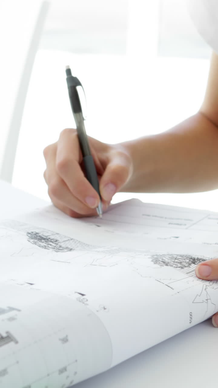 diseñadora creativa bonita trabajando en su computadora