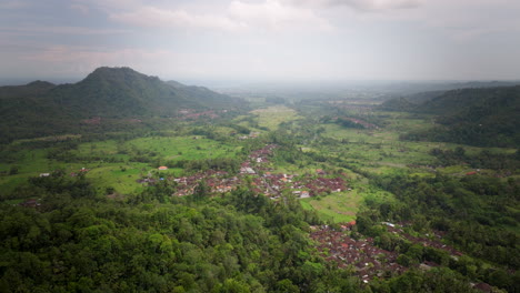 Antena-Panorámica-Sobre-La-Cresta-De-La-Selva-Tropical-A-Los-Acompañantes-De-Bali-En-Un-Día-Nublado