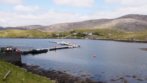 Toma-Panorámica-Del-Mediodía-Del-Pontón-En-El-Puerto-De-La-Isla-De-Scalpay.