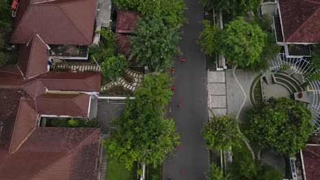 Vista-Aérea-De-Calles-Y-Casas,-Se-Puede-Ver-A-Varias-Personas-Corriendo-Felices.