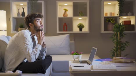 Hombre-Pensando-En-Un-Tema-Por-La-Noche-En-Casa.