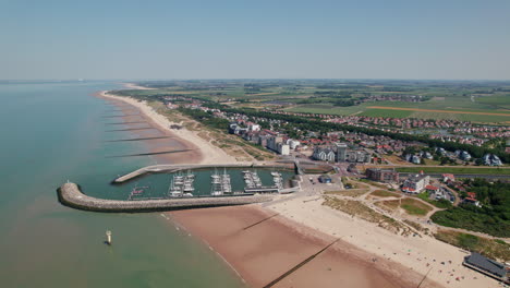 Luftaufnahme-Von-Strand,-Yachthafen-Und-Dorf-In-Cadzand,-Zeeland,-Niederlande-Bei-Tag