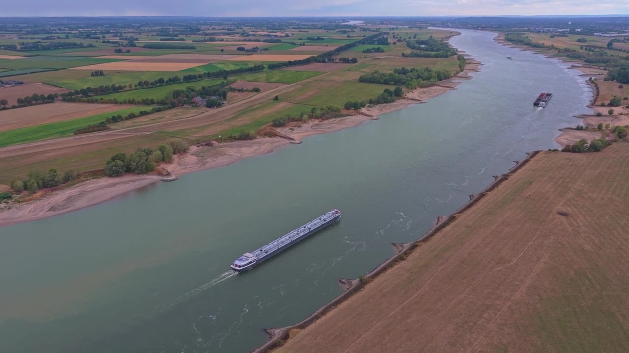 Vista Aérea de Navio de Carga Navegando em Rio Largo