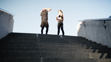 pareja trabajando en las escaleras al aire libre