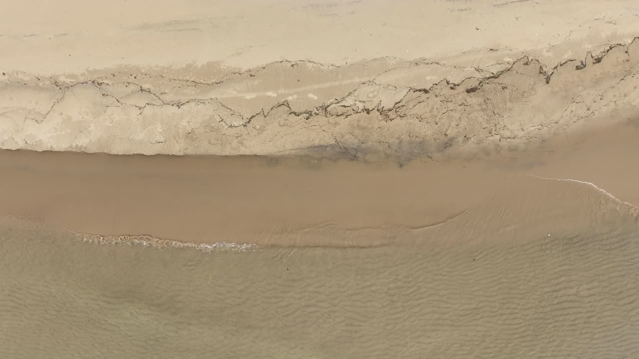 волны, поднимающиеся вдоль берега озера мичиган