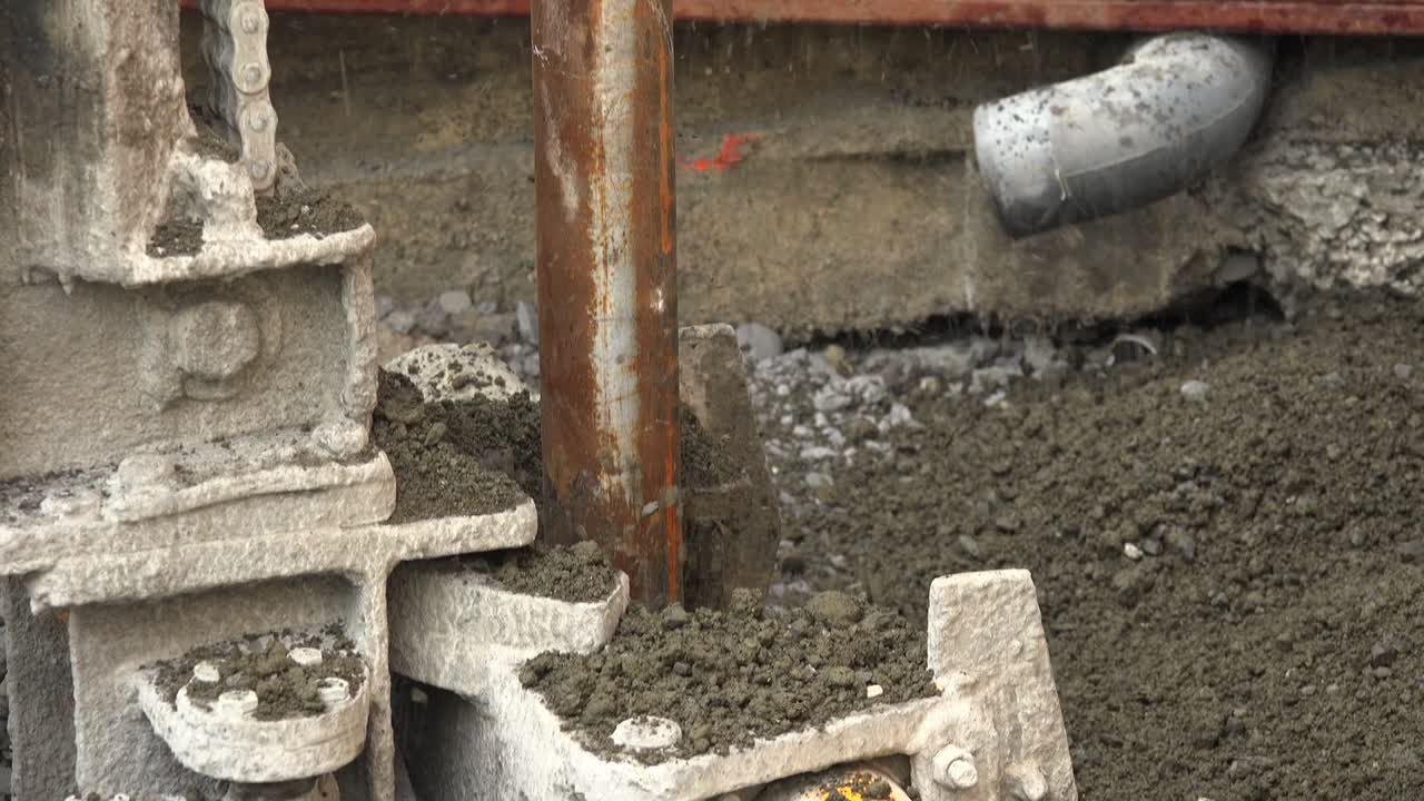 poderosa plataforma de perforación hidráulica, cimientos de piedra. refuerzo del suelo para la construcción de edificios, perforación del suelo y eliminación de tuberías de acero