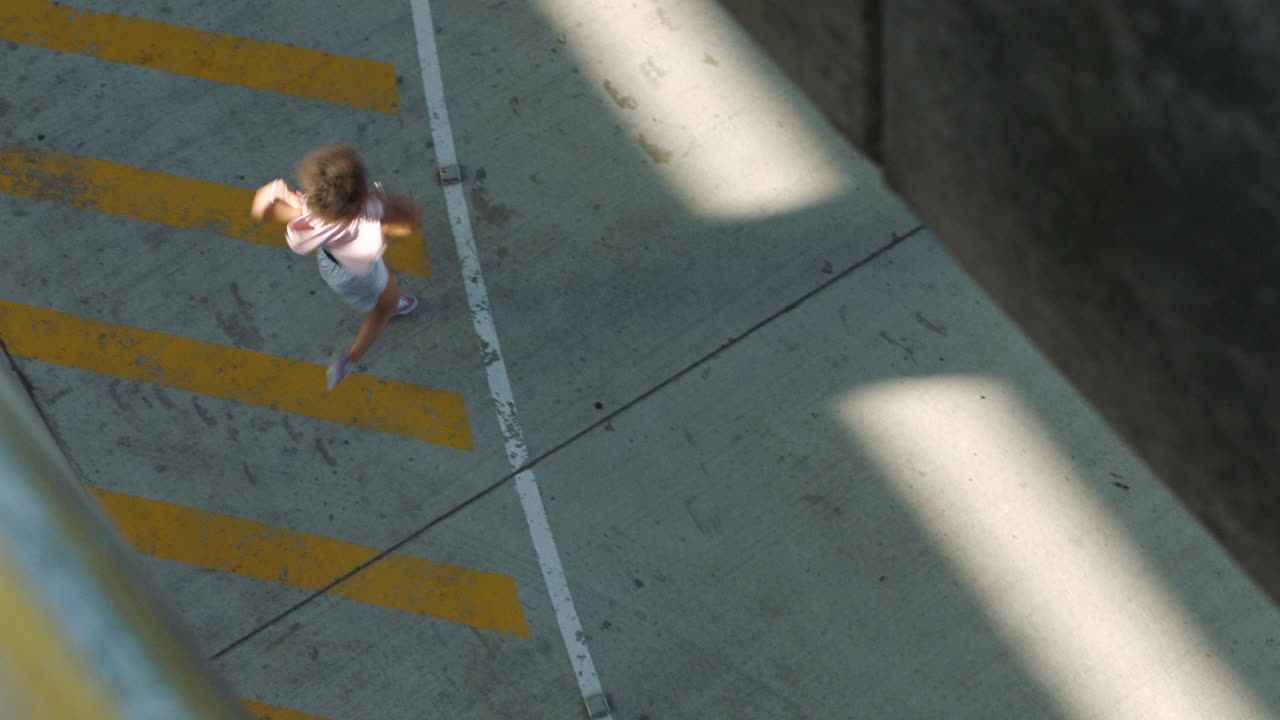 bailarín de calle funky o intérprete bailando hip hop