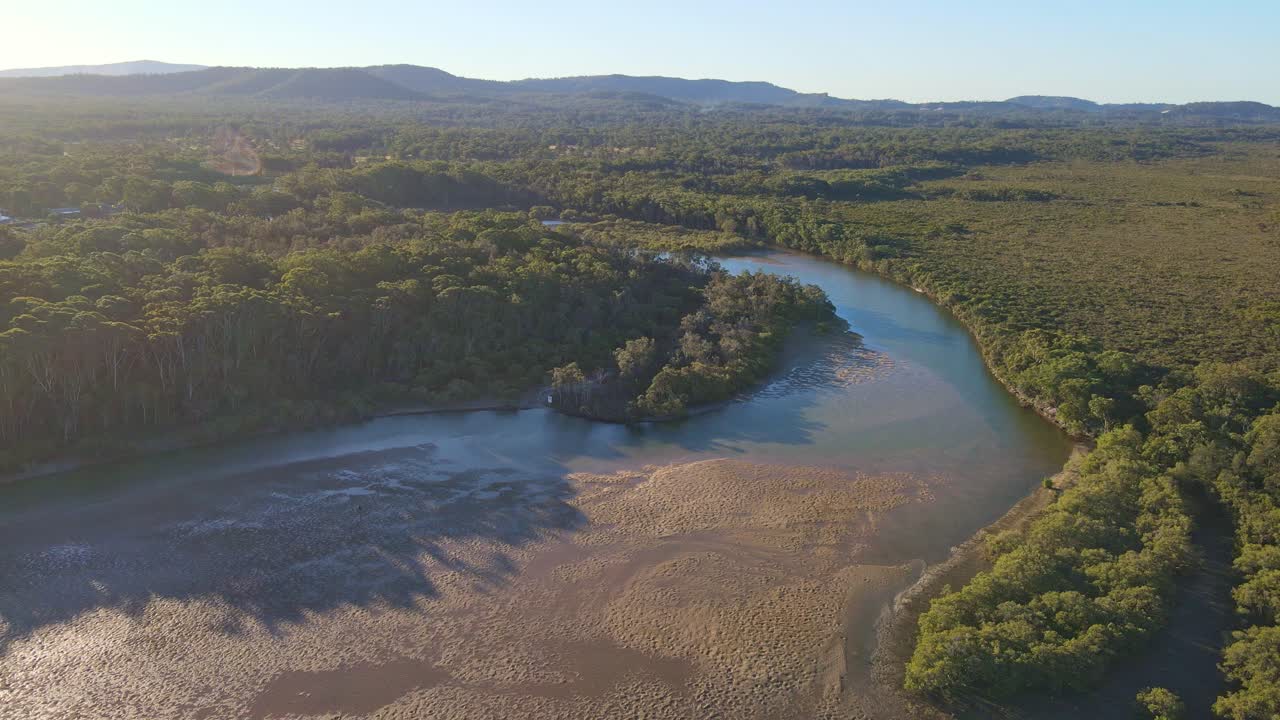 여름에 울창한 숲 사이에 있는 무니 크릭의 공중 전망 - 호주 뉴사우스웨일즈의 무니 비치