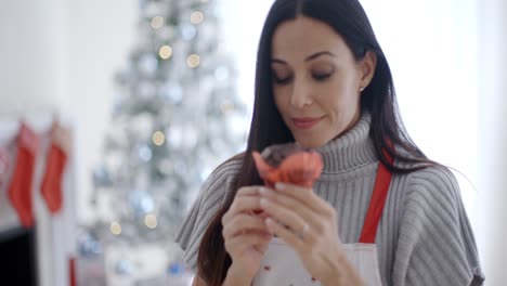 Mujer-Joven-Y-Bonita-Disfrutando-De-Su-Horneado-Navideño