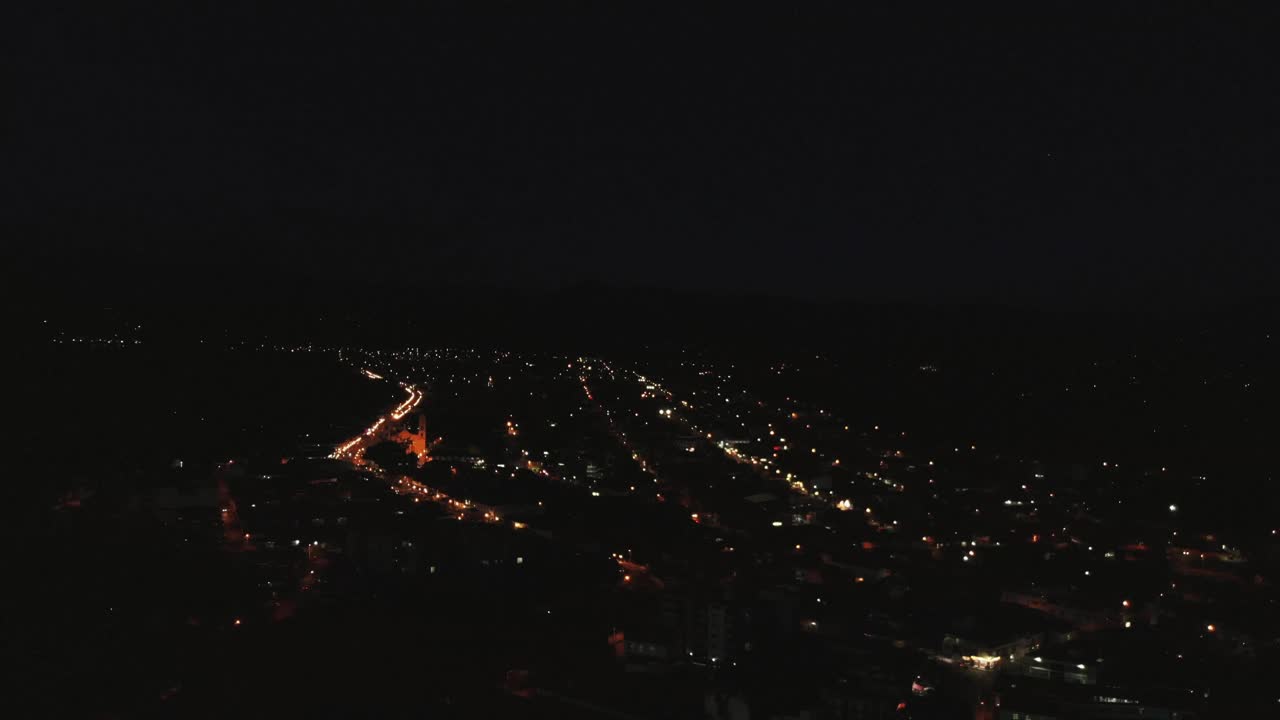 ciudad en la noche toma dron aéreo