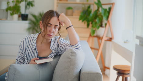 Unglückliche-Frau-Sitzt-Auf-Dem-Sofa