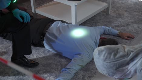 criminólogo forense y detective profesional trabajando en la escena del crimen.