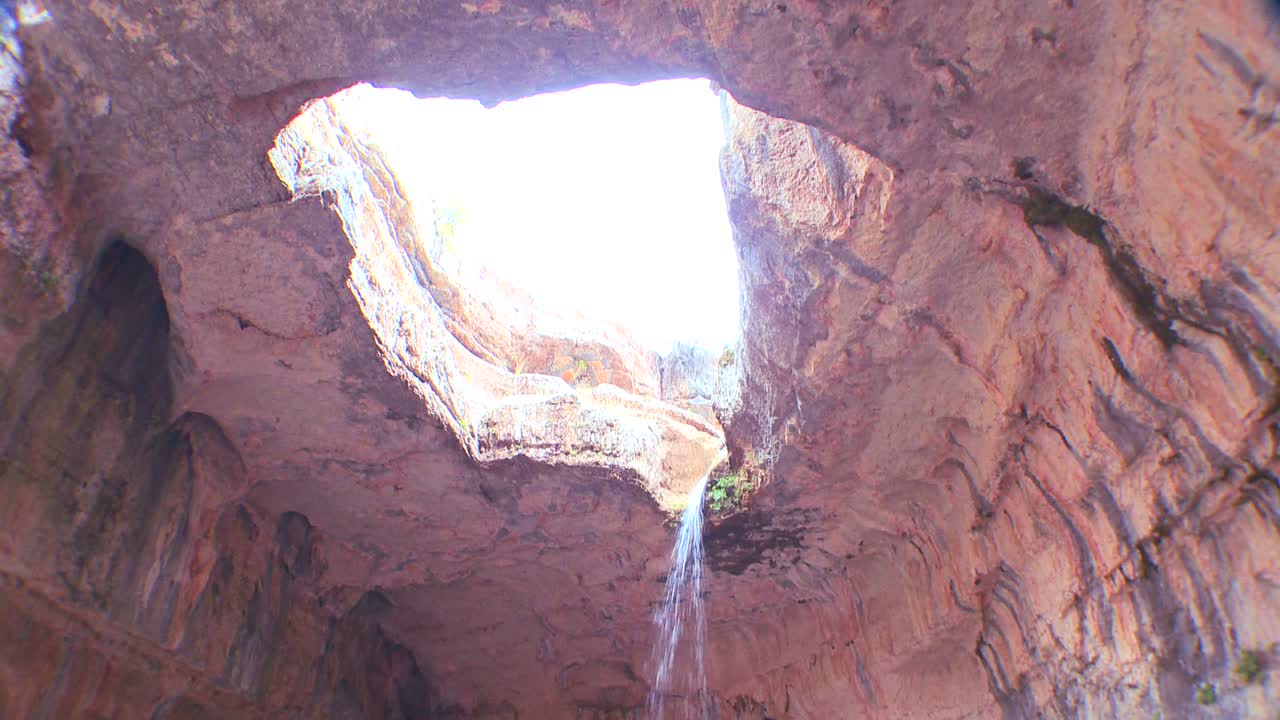 레바논 동굴의 폭포 1