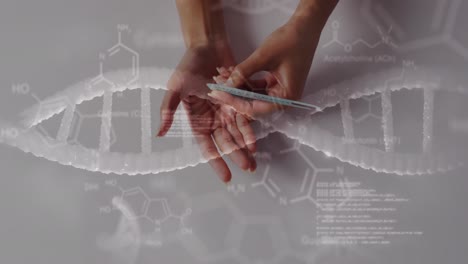dna 줄무 다이어그램의 애니메이션과 데이터 처리가 약을 들고 있는 두 인종 여성의 손을 통해