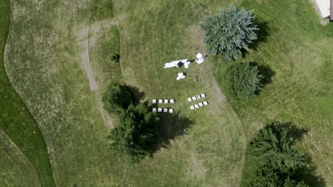 Weißer-Altar-Und-Stühle-Zwischen-Bäumen-Bei-Hochzeit-Im-Freien,-Overhead-Aufnahme