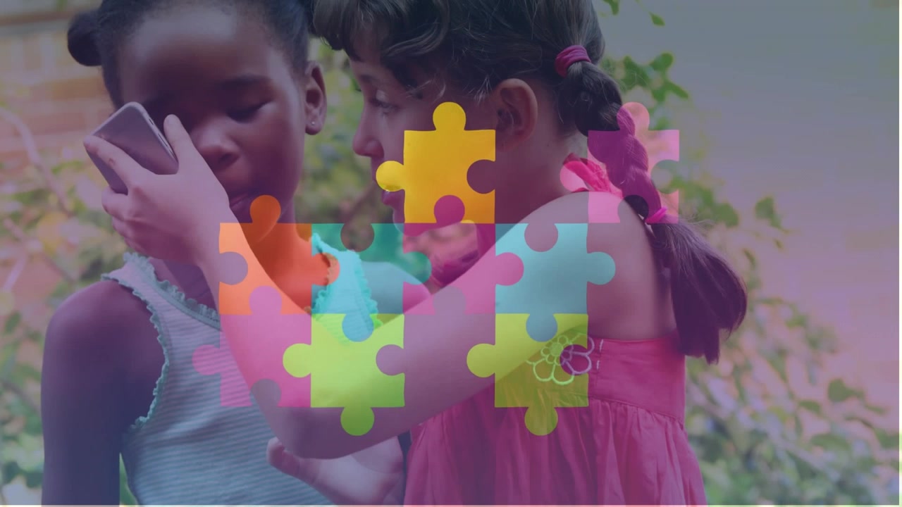 Animazione di un puzzle multicolore su ragazze diverse che usano il cellulare.