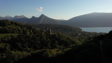 Verträumtes-Schloss-Eingebettet-Zwischen-See-Und-Bergen-In-Den-Alpen