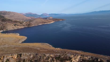 toma aérea en órbita de una costa montañosa albanesa