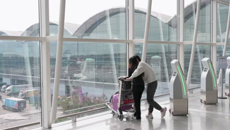 se ve a una pareja abrazándose en la terminal de la sala de salidas del aeropuerto internacional de hong kong