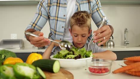 Vater-Zeigt-Seinem-Süßen-Sohn,-Wie-Man-Einen-Salat-Wirft