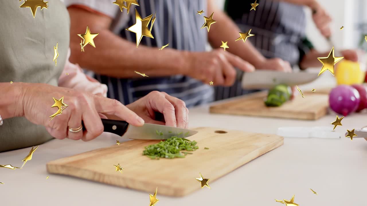 여성이 제스처를 취하고, 남성은 도마 위에서 오이를 썰고 있으며, 식사 준비를 위해 금색 별들이 손 위로 떠다니고 있어요.