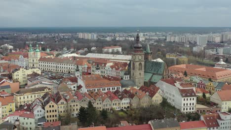 Vista-Aérea-De-La-Torre-Del-Reloj-Y-La-Catedral-Gótica-Rodeada-De-Edificios-En-Hradec-Kralove,-República-Checa