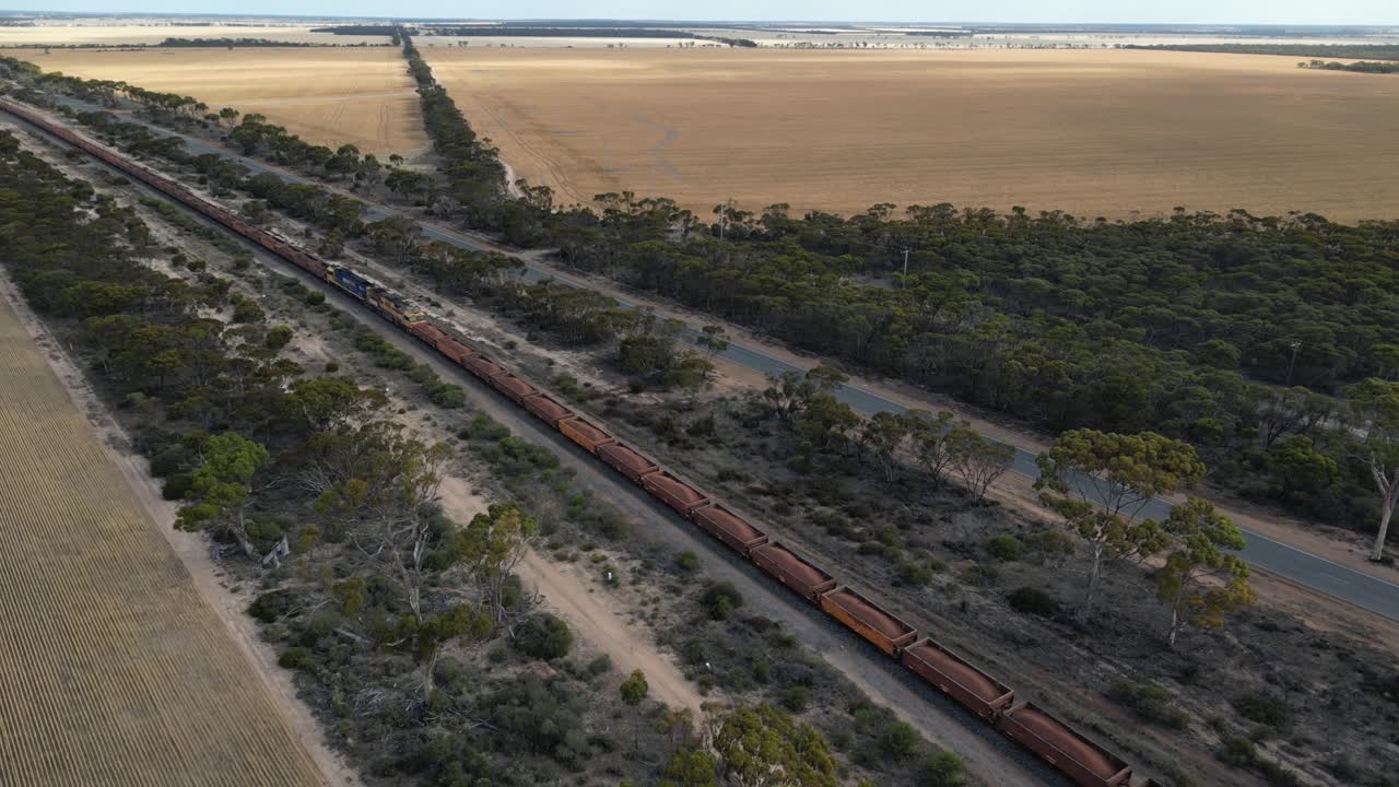 드론 영상은 오스트레일리아 외을 가로질러 매우 긴 화물 열차를 따릅니다.