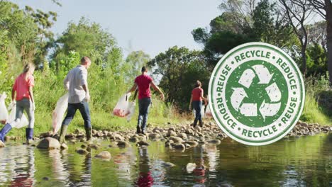 animación del icono de reciclaje sobre voluntarios caucásicos limpiando la naturaleza