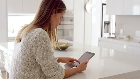 mujer real comprando en línea usando tableta digital con tarjeta de crédito usando tableta digital disfrutando de un estilo de vida relajante