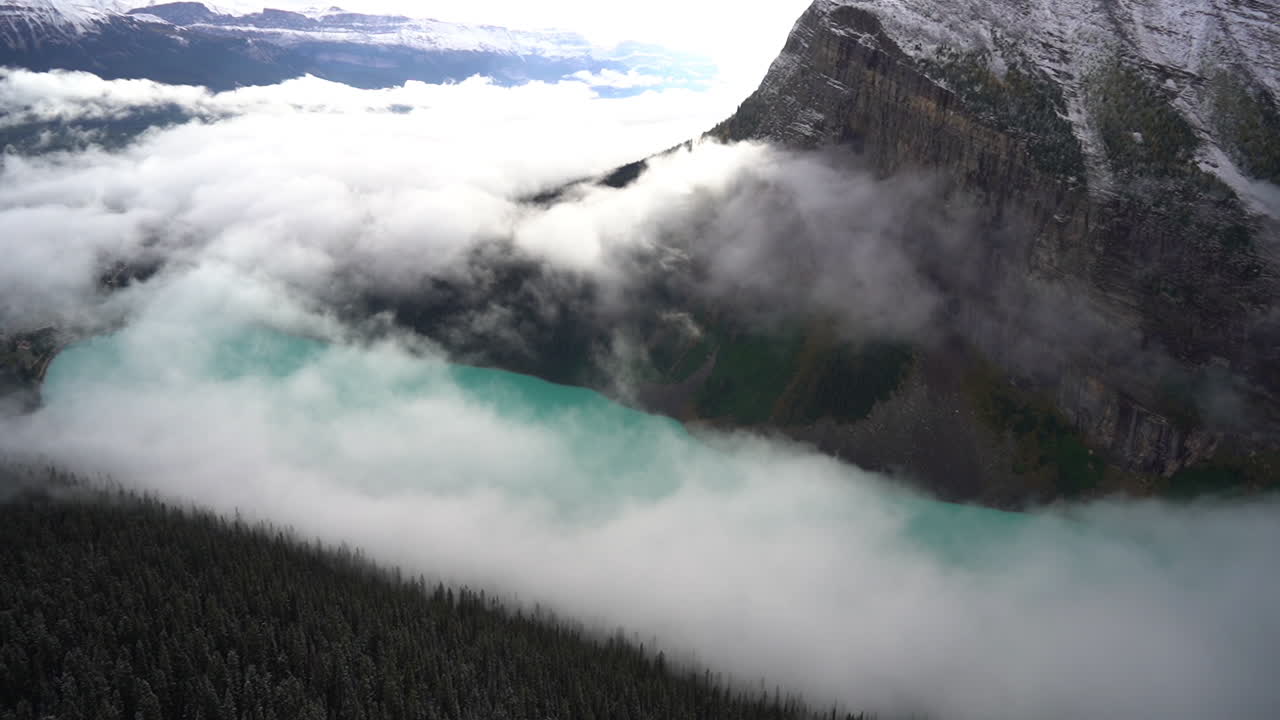 lago louise, parque nacional de banff en alberta, canadá, niebla sobre agua glacial turquesa, panorama de mirador, marco completo