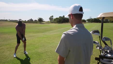 Kaukasische-Männliche-Golfer-Spielen-An-Einem-Sonnigen-Tag-Auf-Einem-Golfplatz