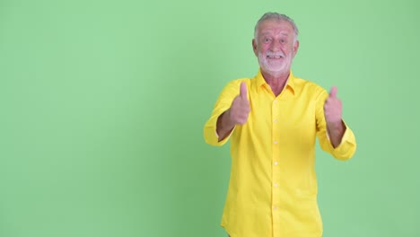 feliz, guapo, anciano, hombre de negocios barbudo