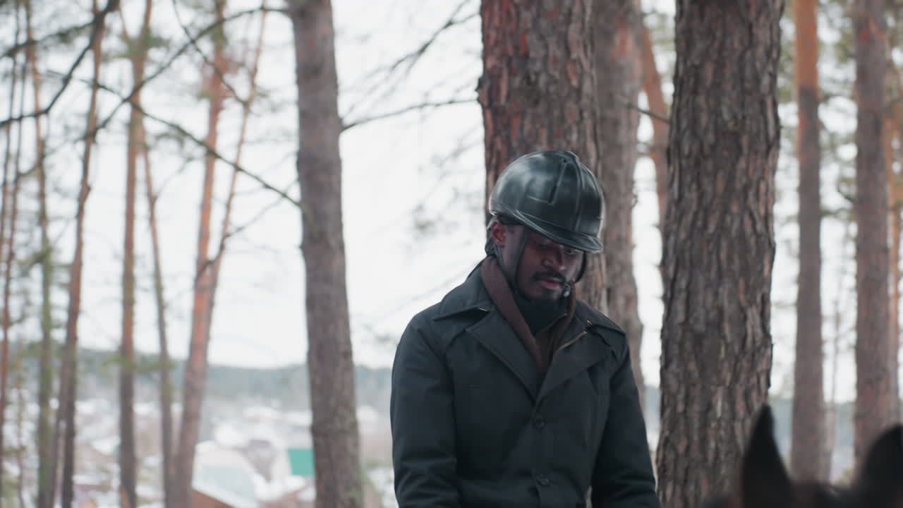 un equino se mueve entre los pajares, un caballo atraviesa la paja en una carretera rural, un jinete avanza a paso tranquilo en medio de un paisaje agrícola nevado, un caballo camina con calma por un paisaje agrícola invernal con heno y pinos
