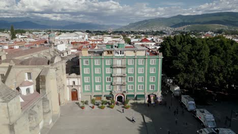 edificio al lado de la catedral de oaxaca, verde, en el centro histórico