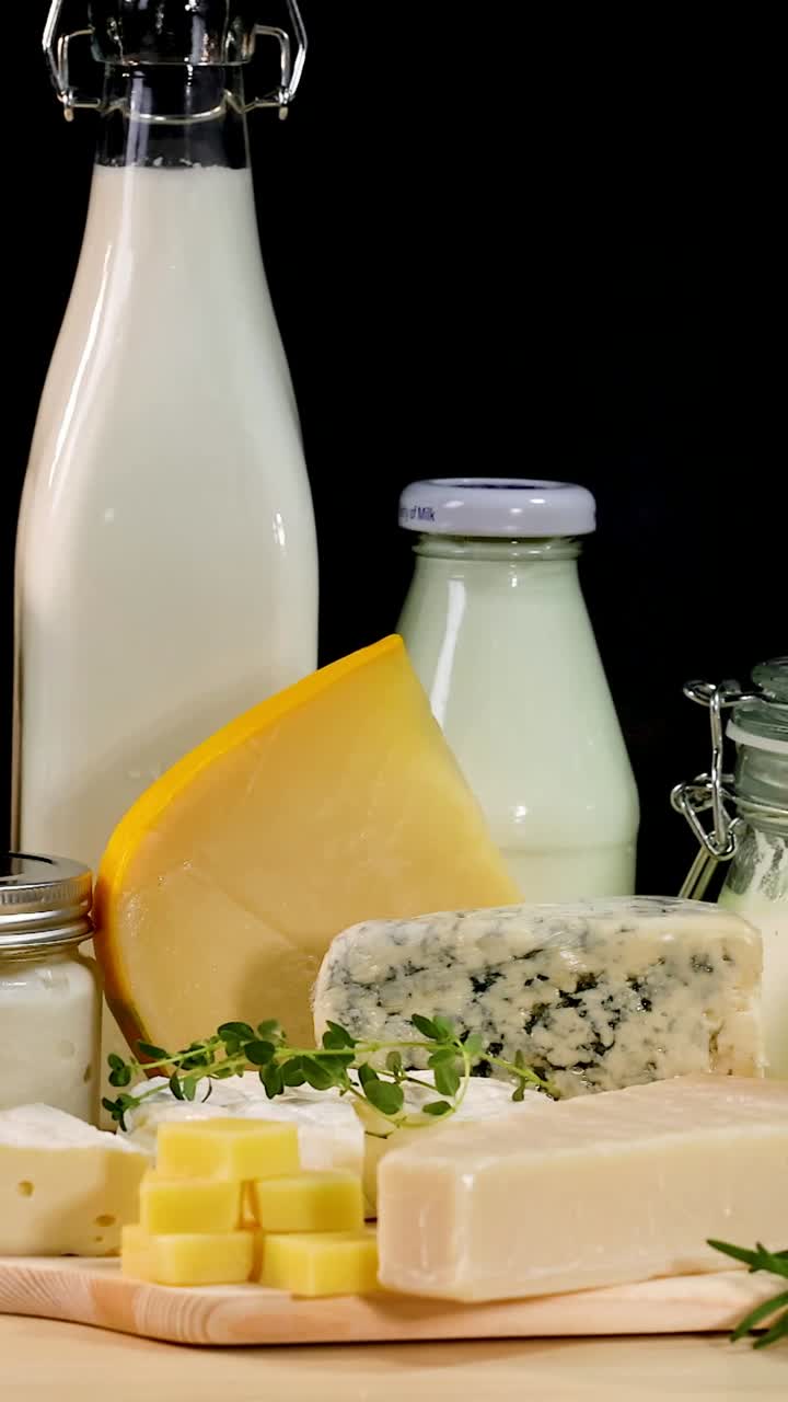 productos lácteos variados sobre un fondo negro