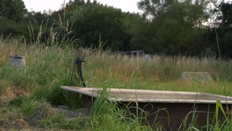 Wasserhahn-Im-Schrebergarten-Mit-Weitem-Schwenk