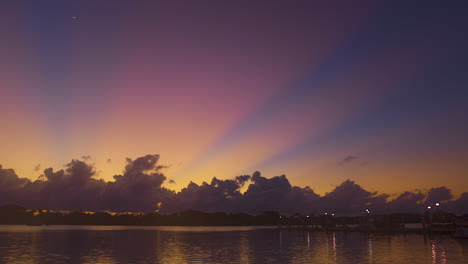 Rayos-De-Sol-Antes-Del-Amanecer-Saliendo-De-Detrás-De-Las-Nubes-En-El-Sur-De-Florida,-U