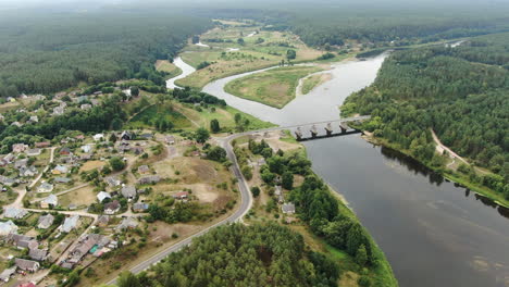 Schöne-Stadt-Merkine-Mit-Brücke-Des-Flusses-Nemumas,-Luftdrohne-Vew