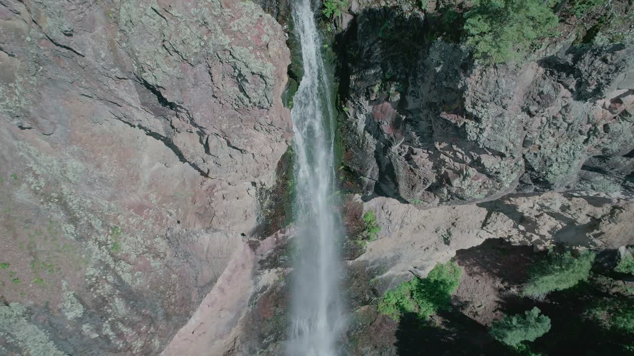 vista de drones de una gran cascada en una montaña de colorado