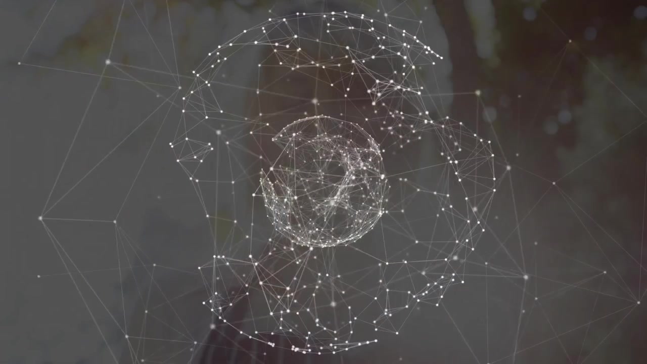 Giardiniere che tiene una piantina nel palmo della mano e attiva un globo tecnologico che si espande e si dissolve sopra la pianta mostrando la crescita.
