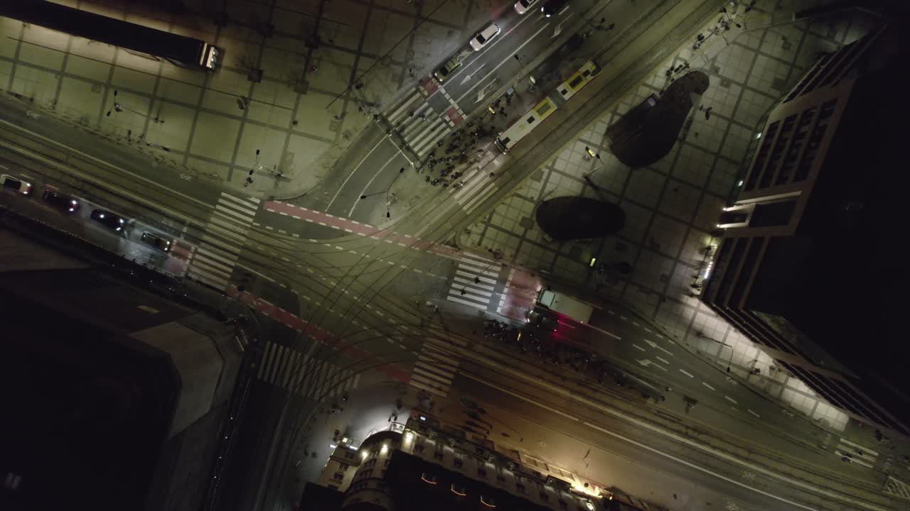 drone disparado desde arriba en la calle pilsudskiego de wroclaw